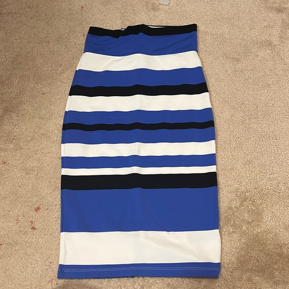 BEBE MIDI curve hugging skirt! 🥰